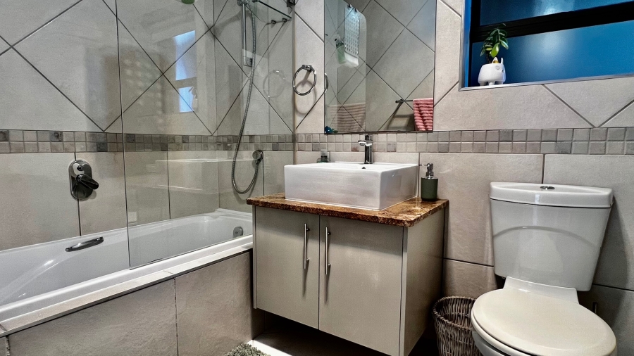 3 Bedroom Property for Sale in Earls Court Lifestyle Estate Western Cape